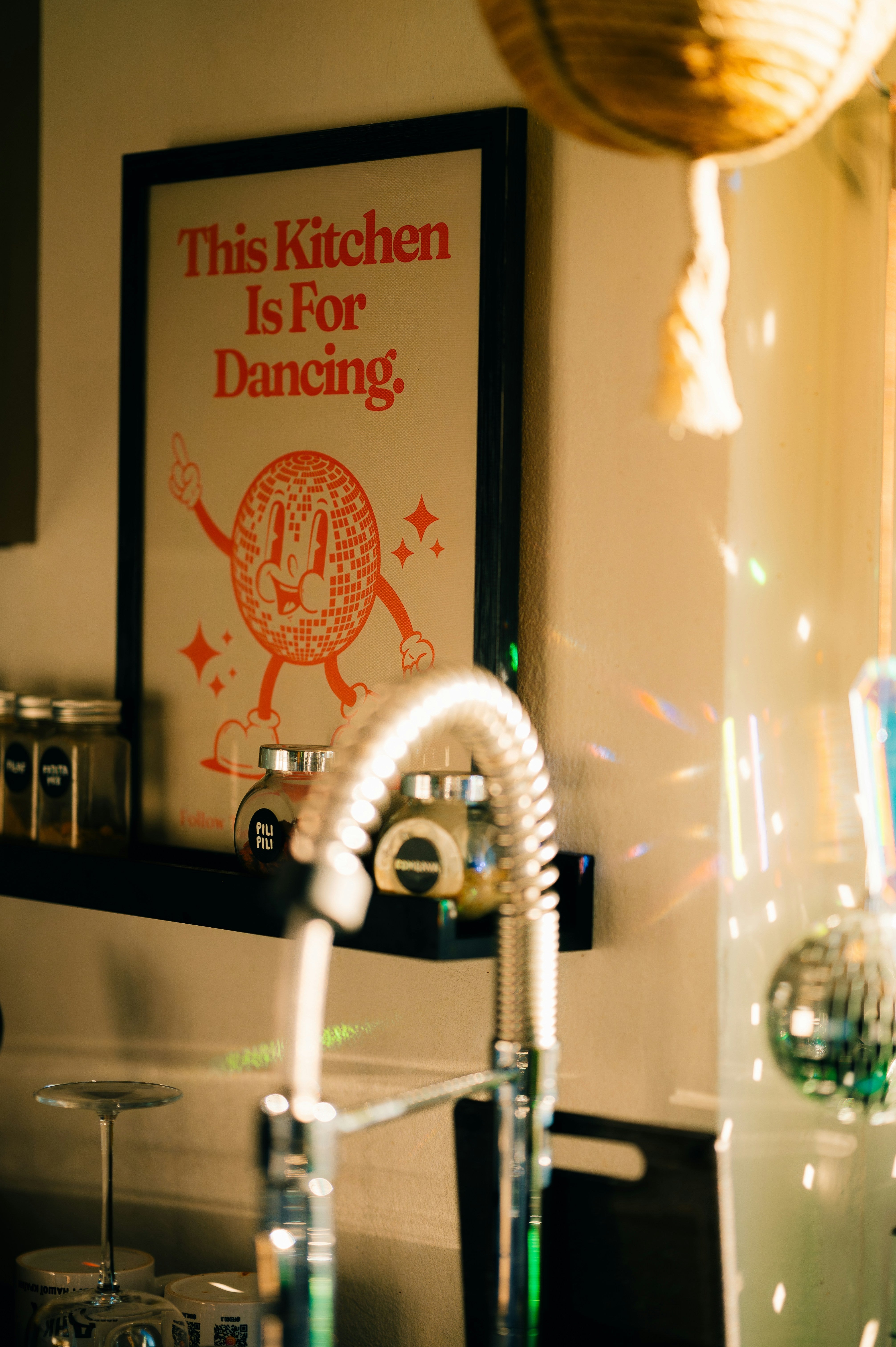 Lámina decorativa en cocina — cómo decorar la cocina con pósters de café