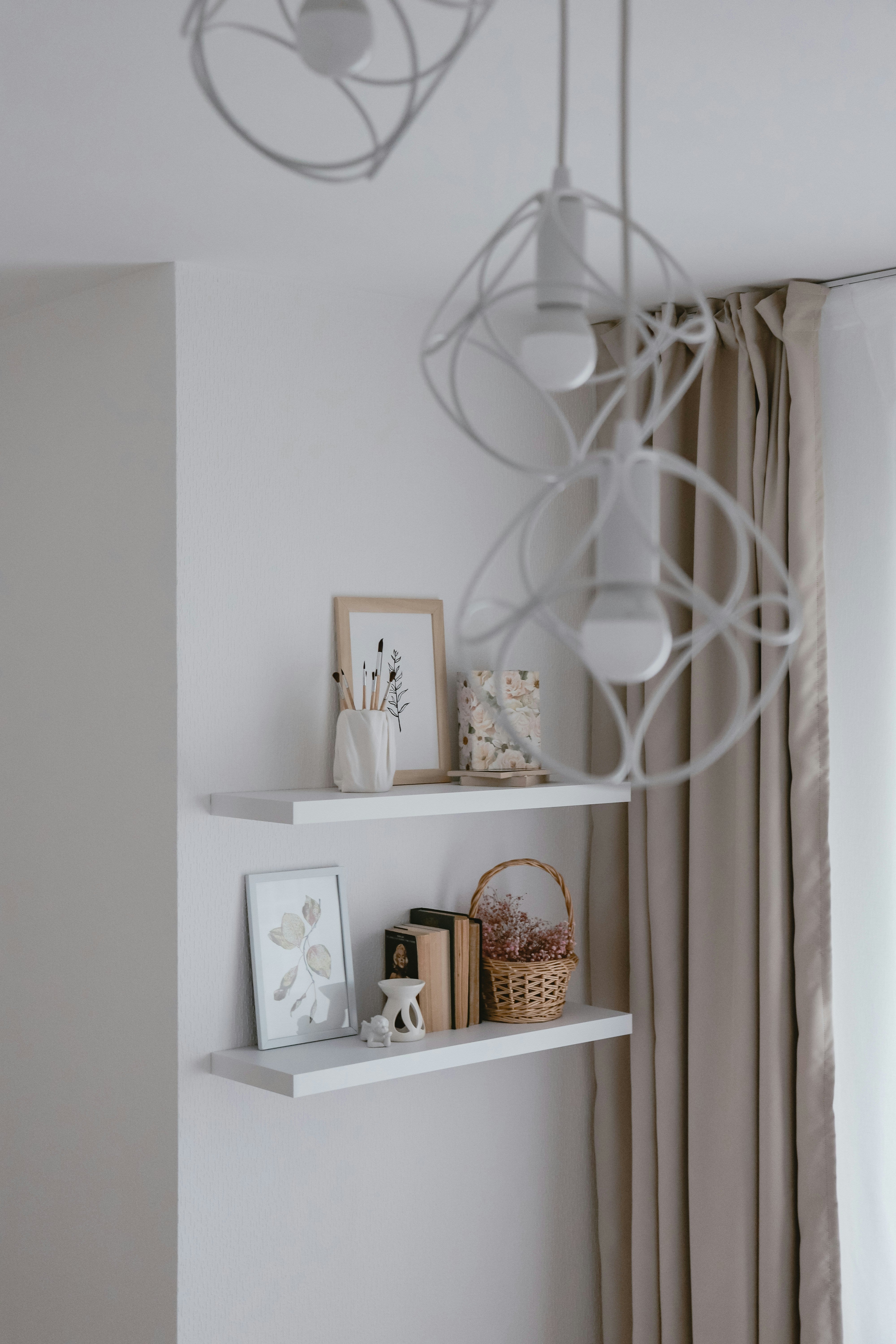 Estanterías blancas con láminas botánicas y florales enmarcadas — arte floral para decorar el hogar