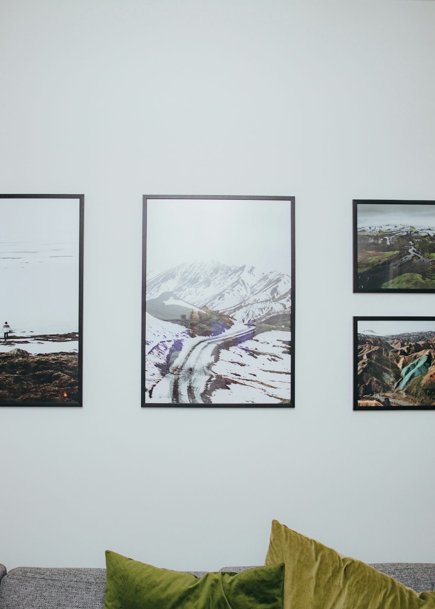 Pared galería con cuatro láminas de paisajes enmarcadas — guía para comprar láminas decorativas